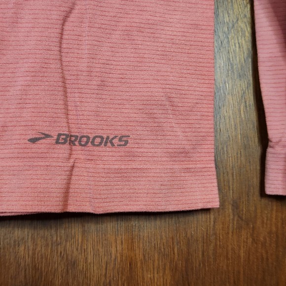 Brooks Athletic Long Sleeve Ombré Striped Sporty Shirt Size Medium - Picture 2 of 4